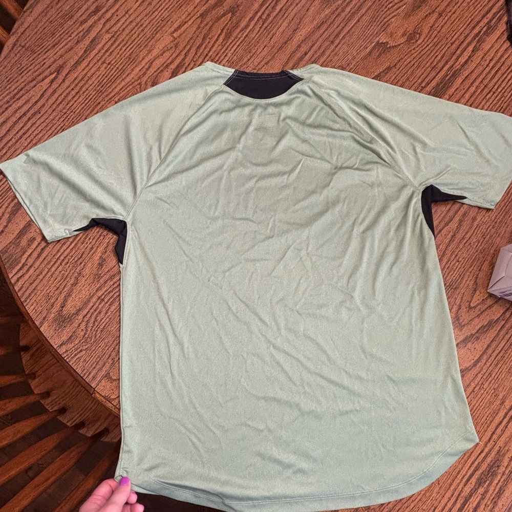Speedo brand Men’s tee Large - Picture 3 of 5
